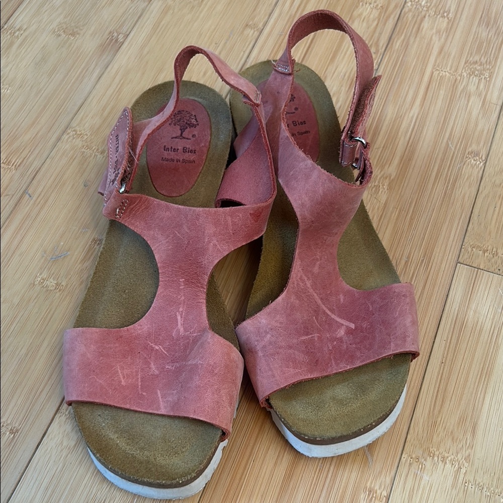 InterBios Red Leather Platform Sandal size 40, barely worn - Picture 3 of 8